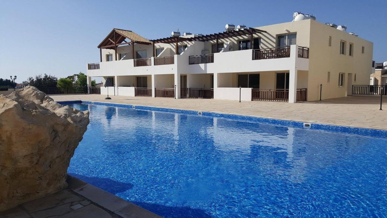Stunning Apartment C106 With Balcony Looking Over Pool Peyia Ngoại thất bức ảnh