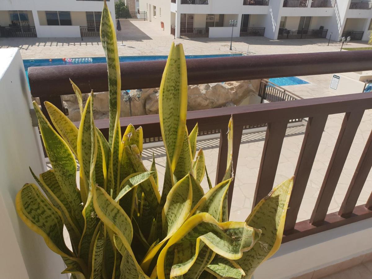Stunning Apartment C106 With Balcony Looking Over Pool Peyia Ngoại thất bức ảnh